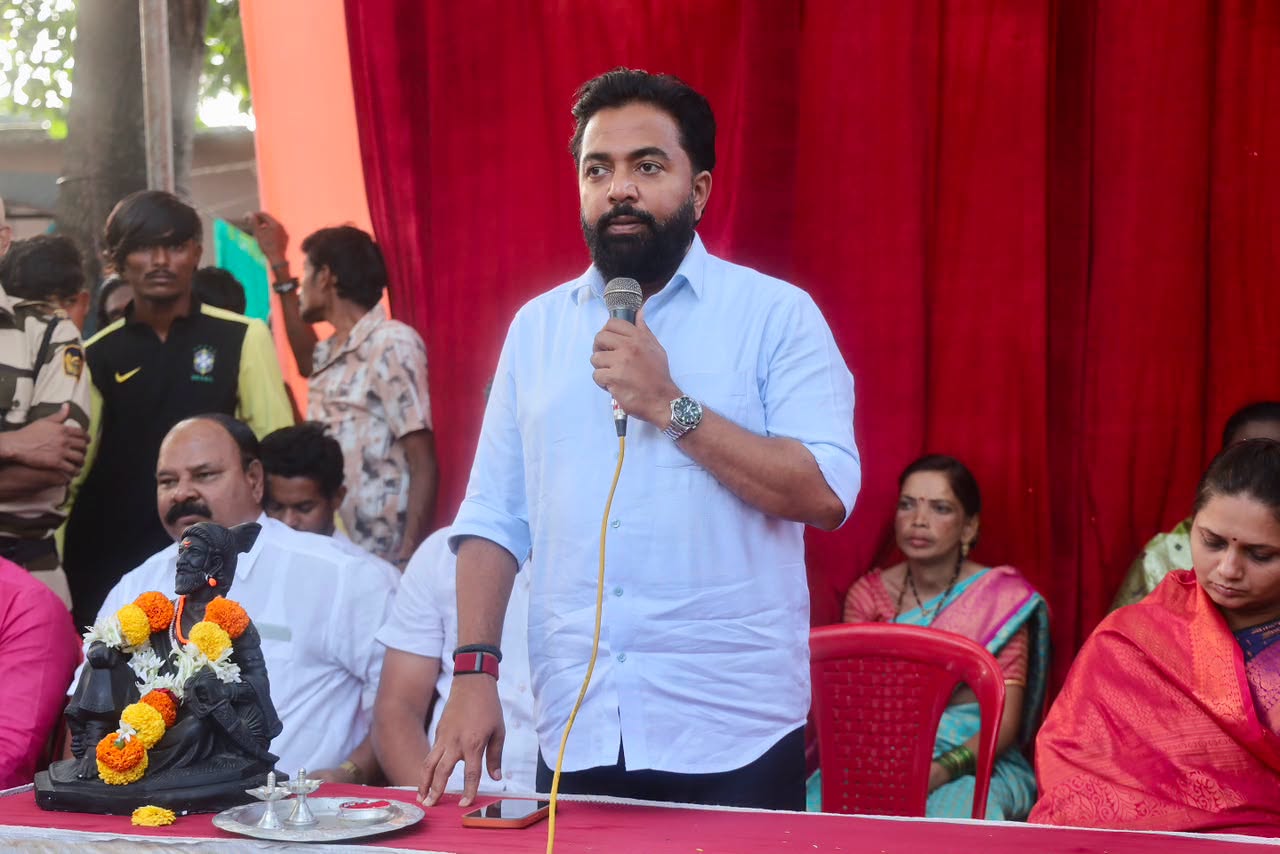 Rahul Awade addressing a public meeting in the Ichalkaranji constituency, speaking from a dais to seated residents.